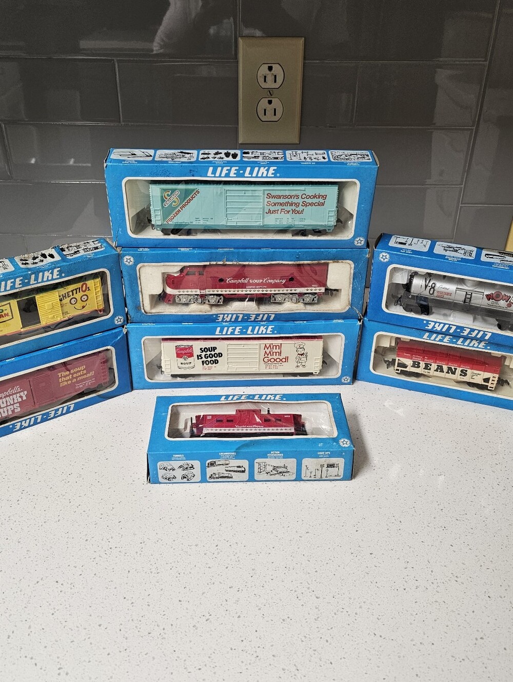 Vintage 80s HO Scale Life-Like Campbell Soup Brands 8 Car Train Set
